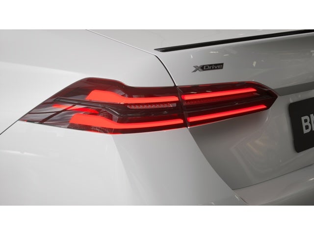 2027 BMW 550e Base