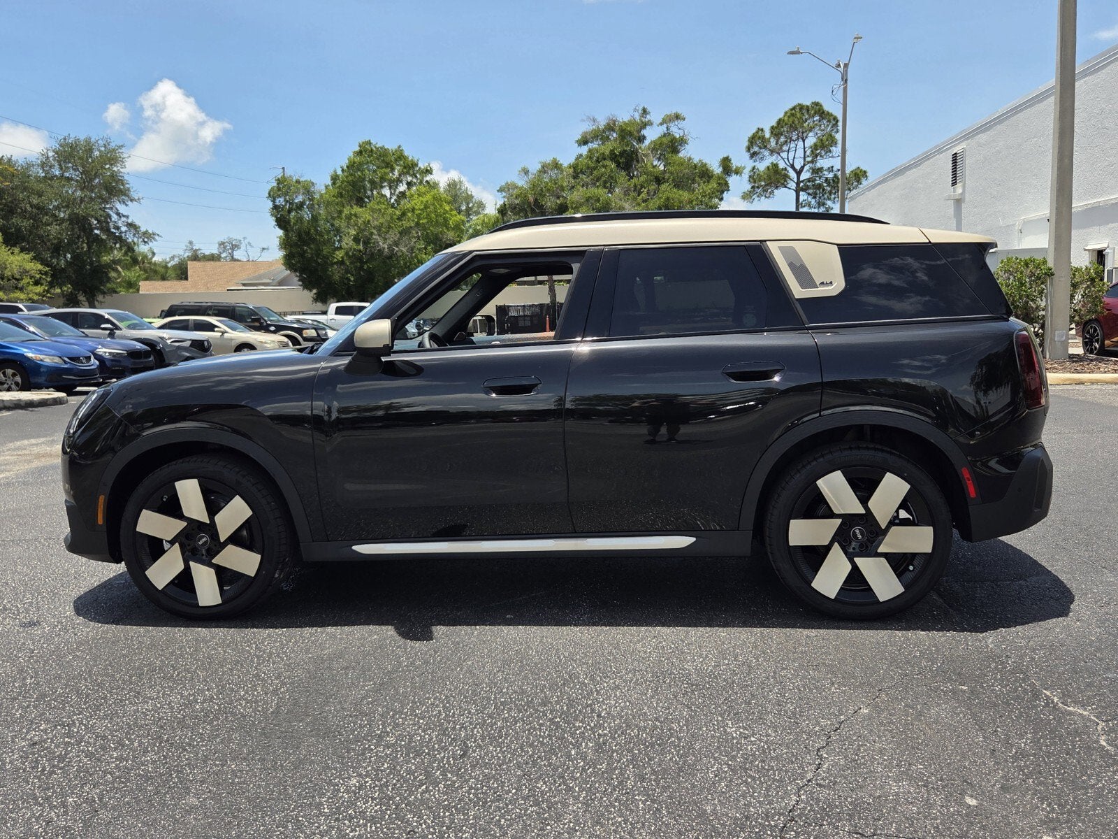 2027 MINI COUNTRYMAN ICONIC