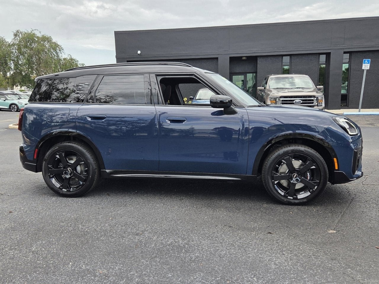 2027 MINI COUNTRYMAN ICONIC