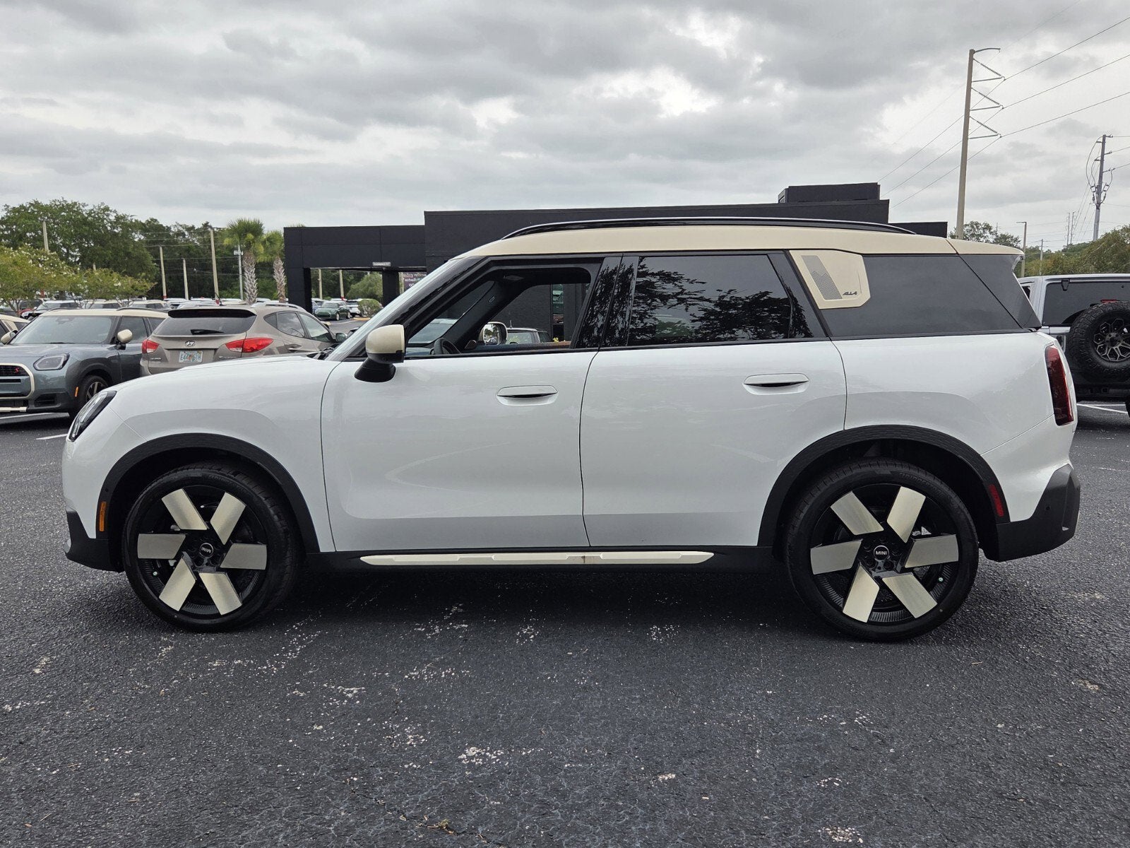 2027 MINI COUNTRYMAN ICONIC