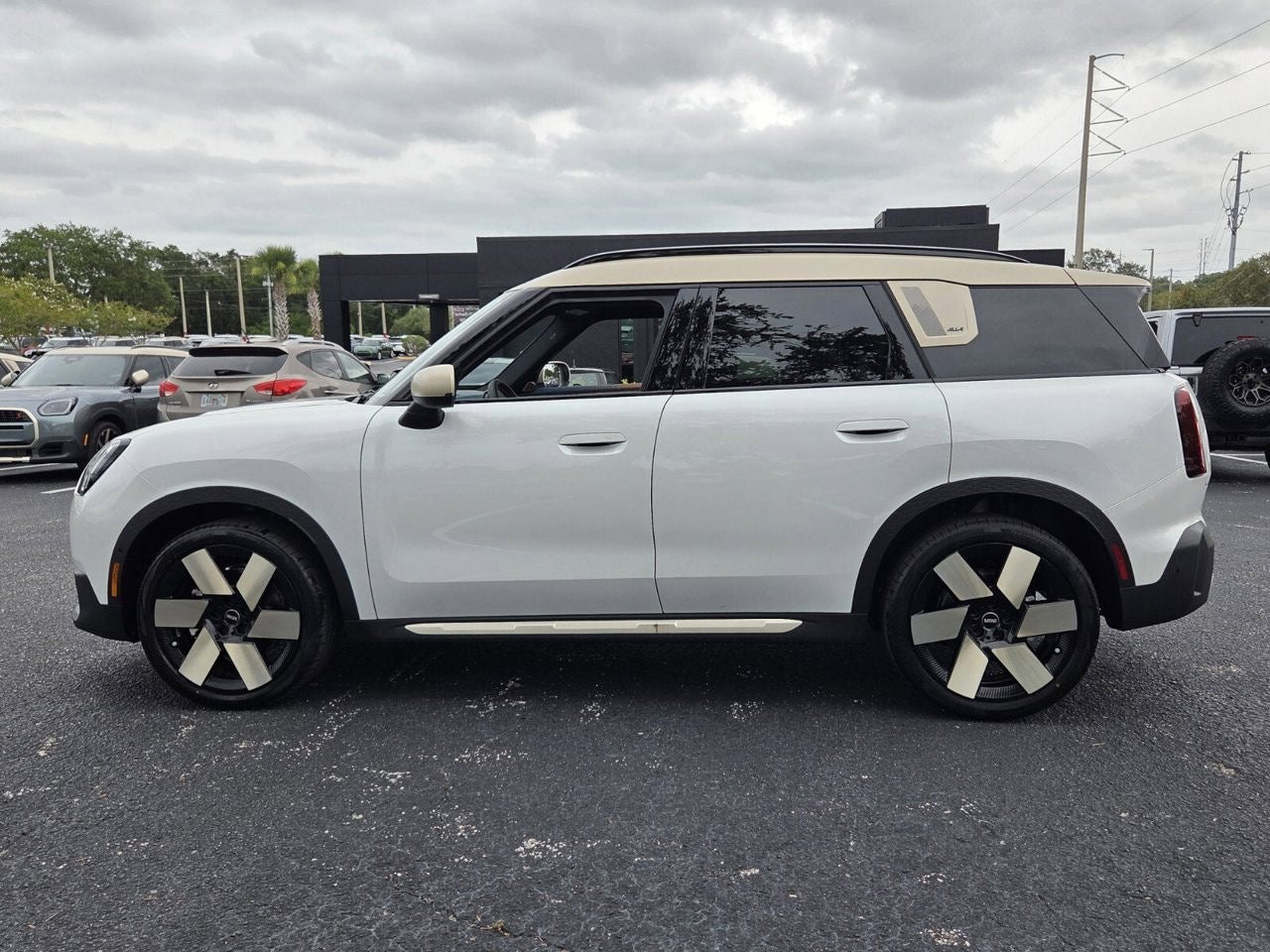 2027 MINI COUNTRYMAN ICONIC