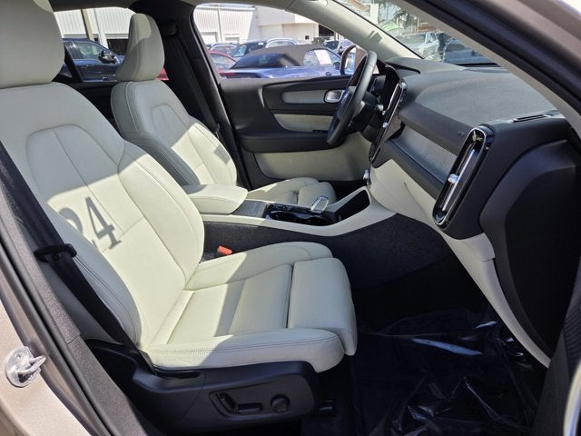 2024 Volvo XC40 Ultimate Bright Theme